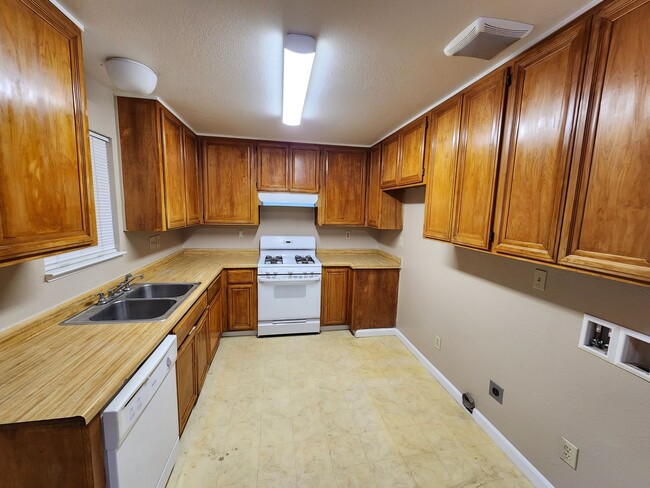 Building Photo - 1425 Eucalyptus Ave Unit Apartment C