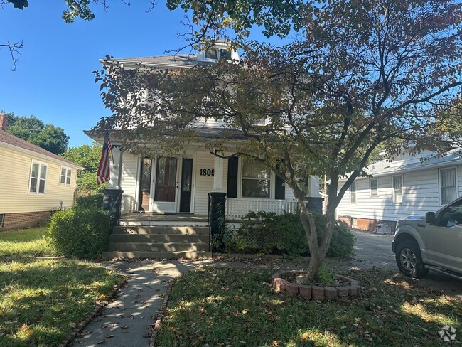 Building Photo - Spacious, southwest side 3 BR/2 BA looking... Rental