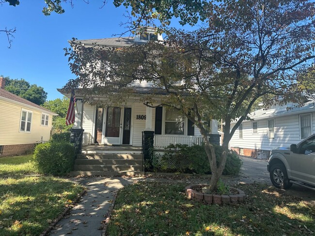 Spacious, southwest side 3 BR/2 BA looking... - Spacious, southwest side 3 BR/2 BA looking... House