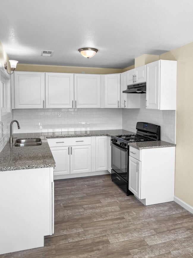 Photo - 202 W Lynn Ave