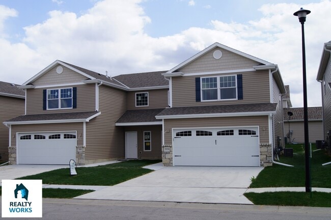 Building Photo - 3 Bedroom Town House in North Lincoln!