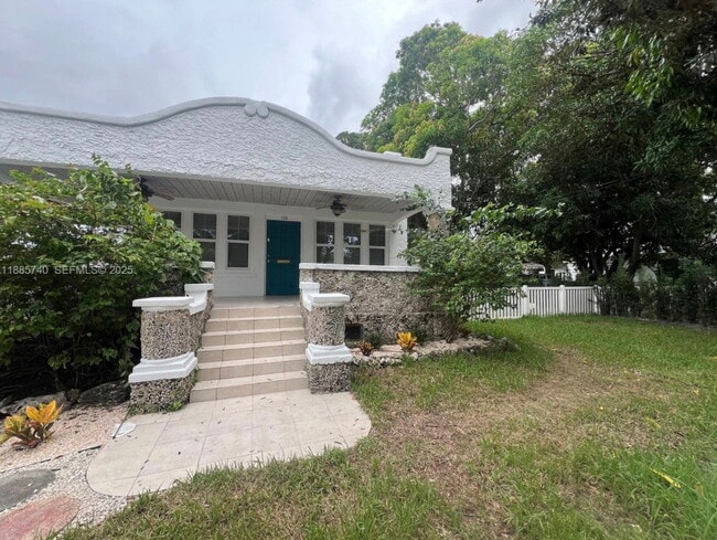 Building Photo - Southwest 1st Avenue, Hallandale Beach, FL 33009 - 3 BR 2 BA single-family home