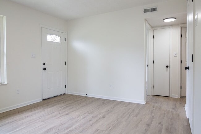 Photo - 731 E Deshler Ave