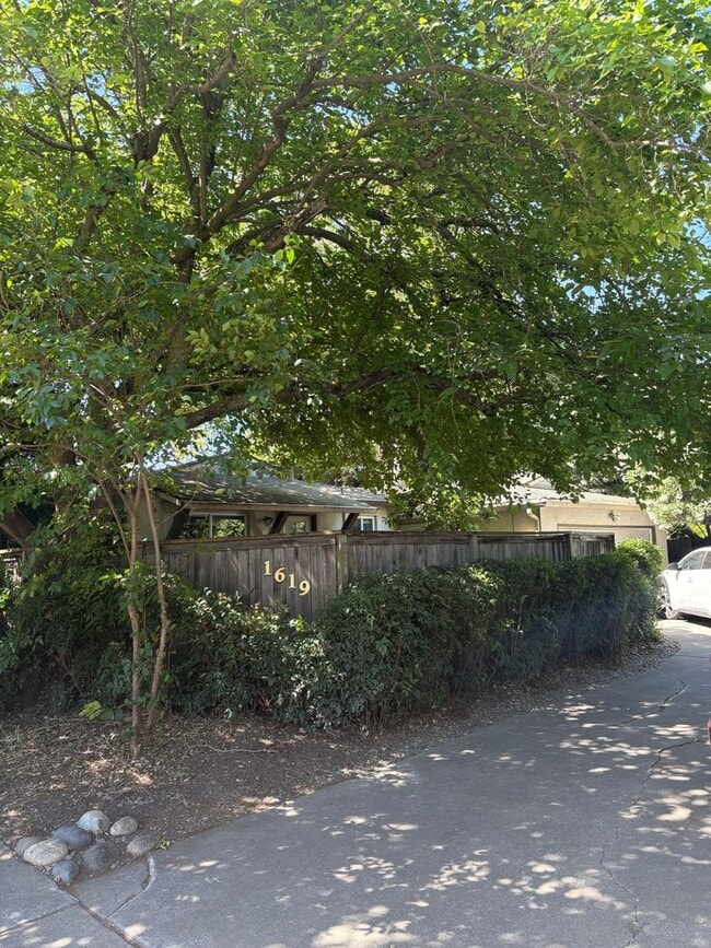 Photo - 6 Bedroom 2 Bathroom Home Available September 9 2026