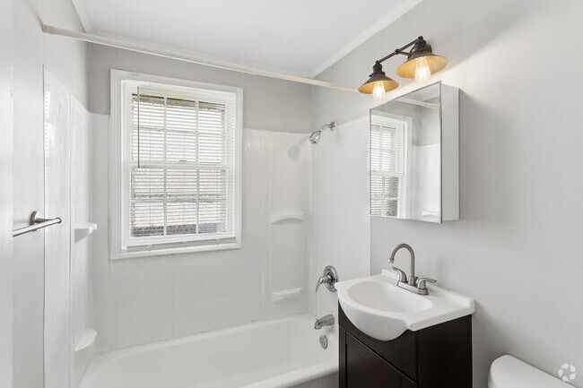 2BR, 1BA - 620SF - Bathroom