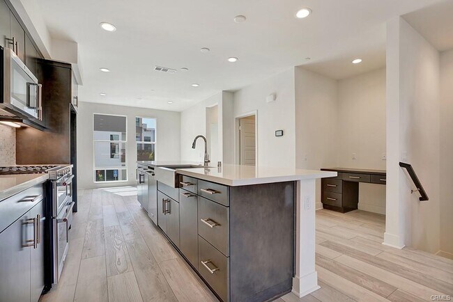 Photo - 683 W 17th St