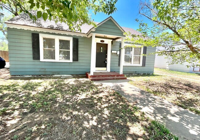 Building Photo - 2305 27th St Unit Front
