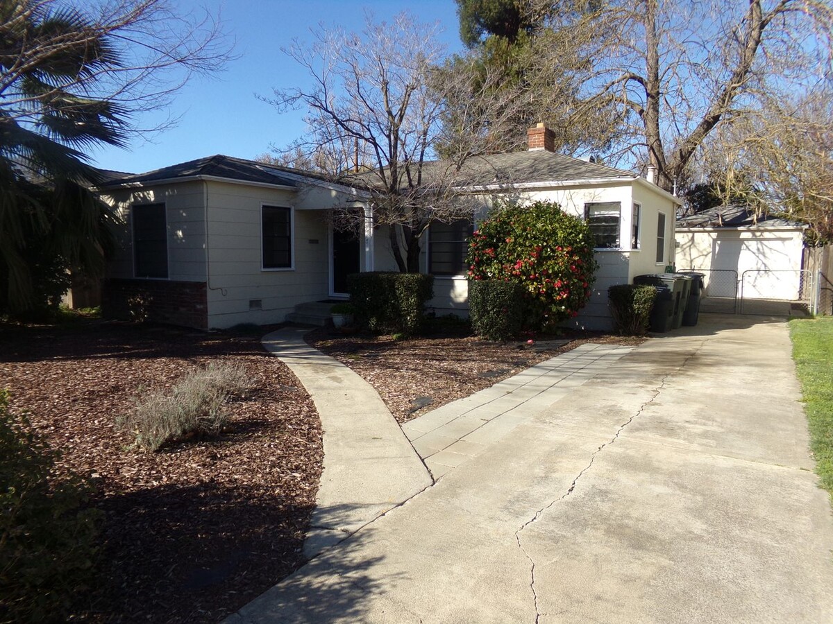 SHOWING SUNDAY 3/2 AT 10:30AM - SHOWING SUNDAY 3/2 AT 10:30AM Casa