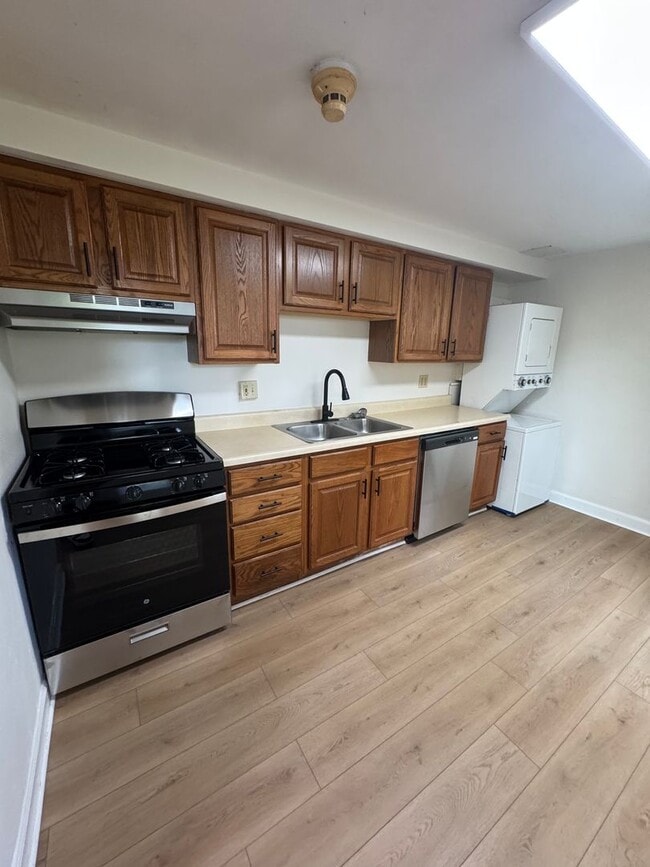 Photo - 1504 Parkade Blvd Unit B
