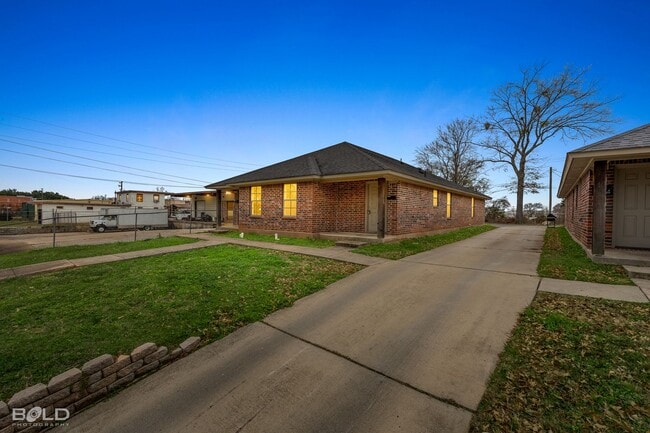 Photo - 1719 Lakeshore-A