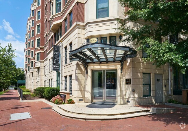 Building Photo - 1301 Thomas Circle Rental