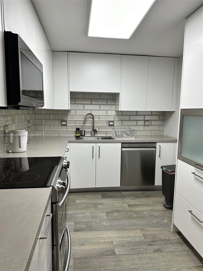 Photo - 6039 Collins Ave Unidad 623