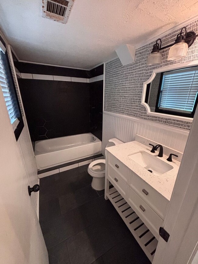 Photo - 4 BR house Smart Rd area