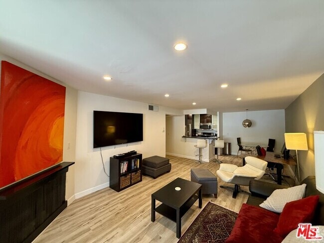 Building Photo - 8530 Holloway Dr Unit 217 Rental