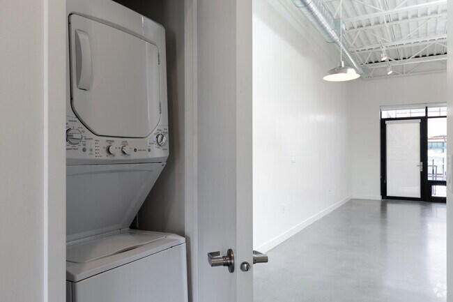1BR, 1BA - 970SF