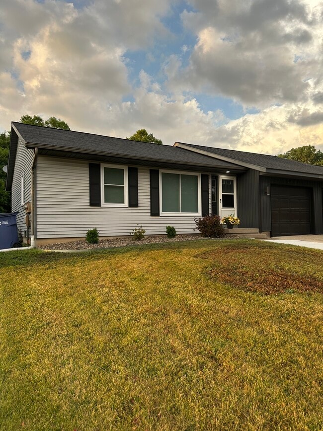 Building Photo - 2571 Woodmeadow Dr SE Rental