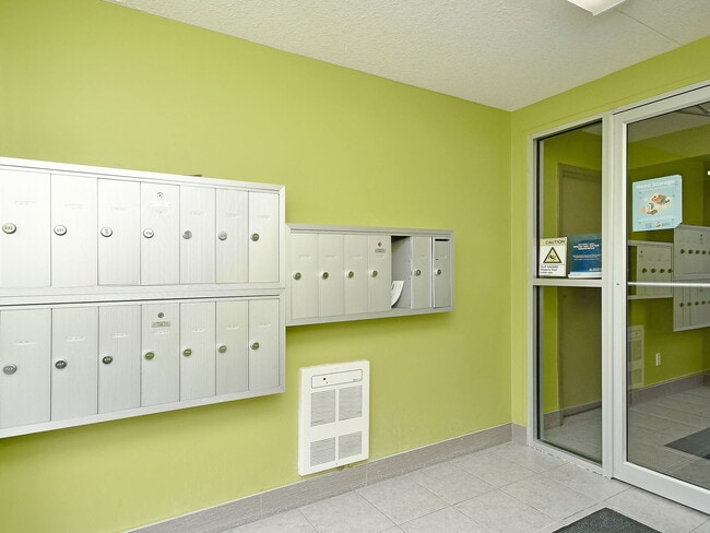 Photo - Male Student Housing in Waterloo - Students Only Unité 204-Room2