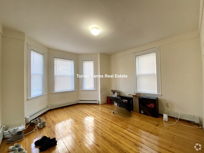 Building Photo - 1572 Tremont St Rental