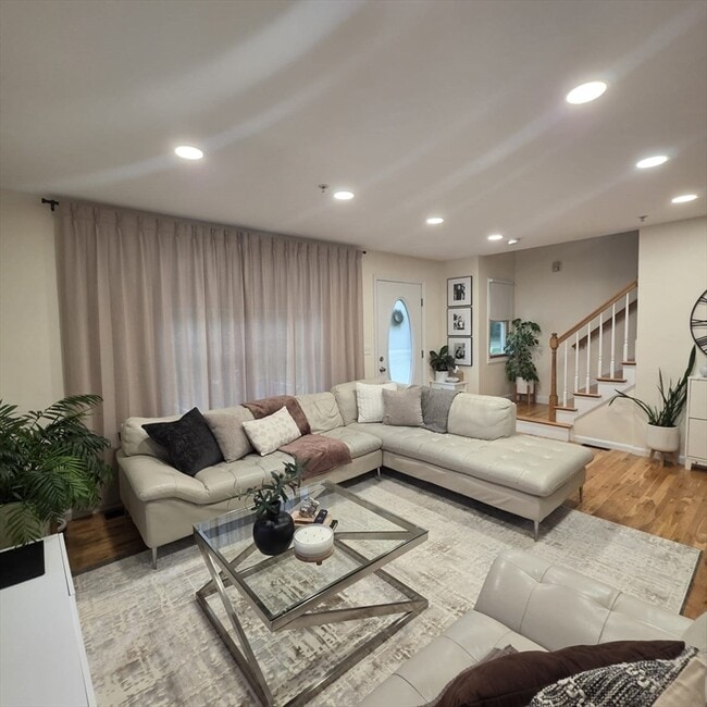 Photo - 955 Pleasant St