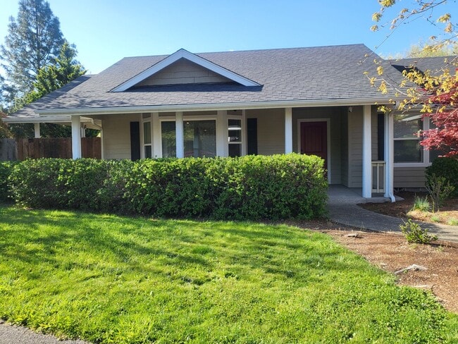 Building Photo - 3 bed 2 bathHome for Rent in Grants Pass