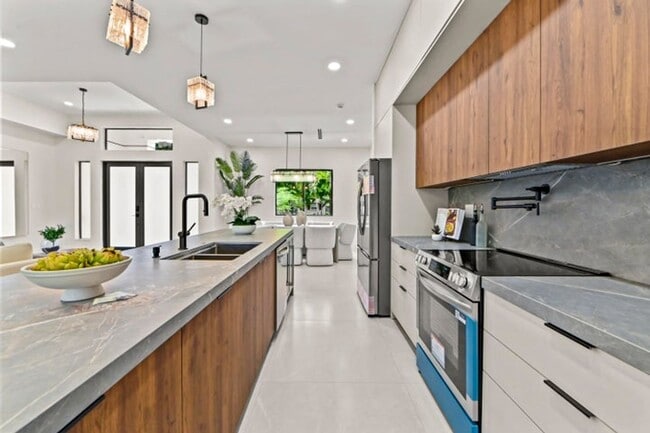 Photo - 621 NW 42nd Ave