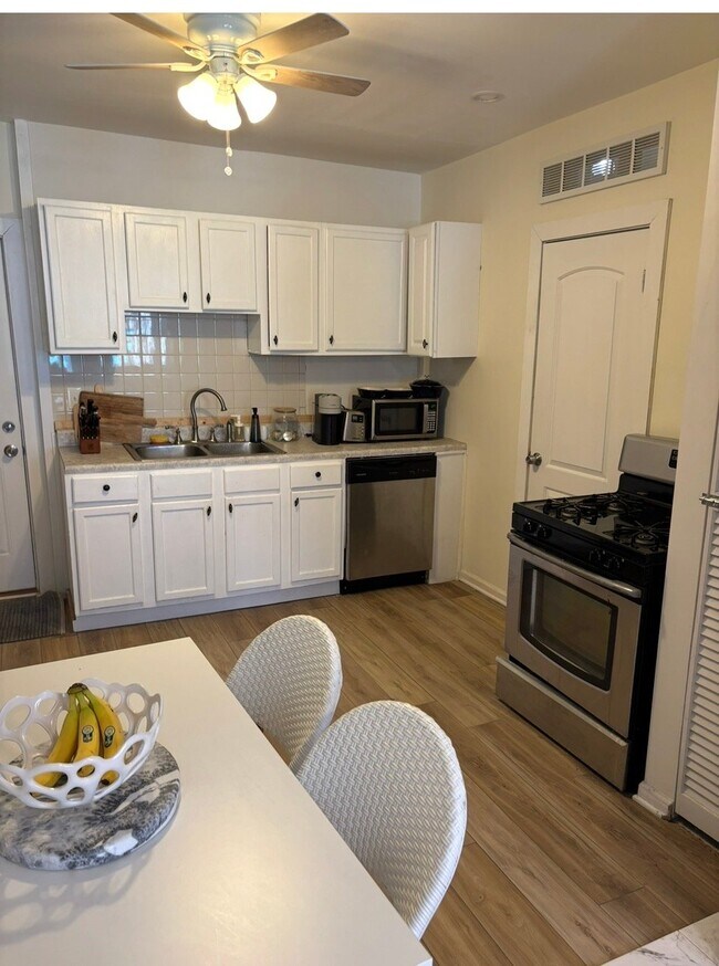 Photo - 1512 N Greenview Ave Unit 1F