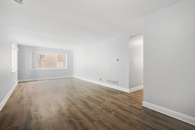 Photo - 2333 W Lunt Ave