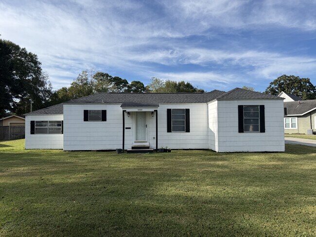 Building Photo - 6899 Jefferson Blvd