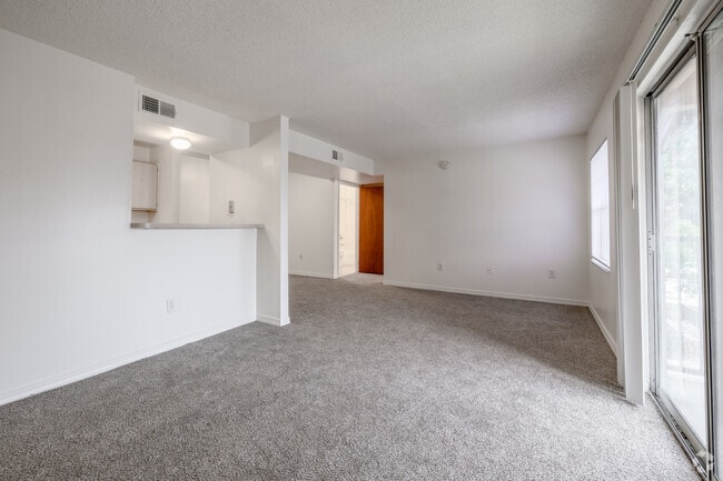 2BR, 2BA - 961SF - Living Room