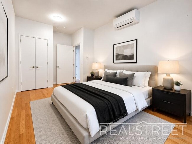 Photo - 1440 Lincoln Pl