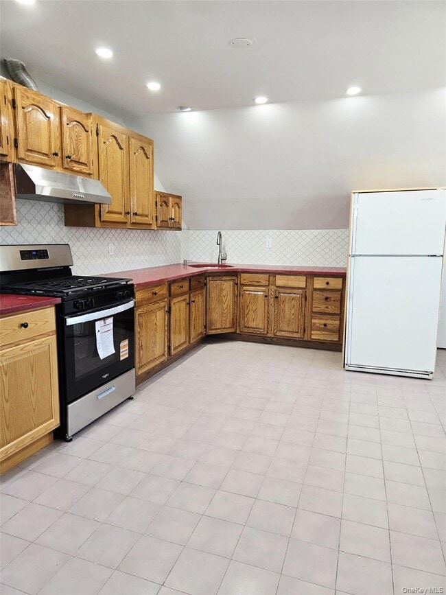 Building Photo - 3913 Lyme Ave Unit 2