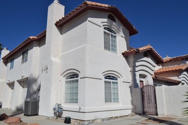 Building Photo - SW - ROOMY 3 BEDROOM 2.5 BATH TOWNHOME - 8...