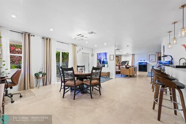 Photo - 735 Tyler St