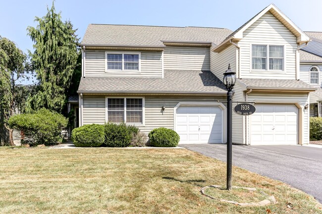 Building Photo - Three bedroom two bath townhome