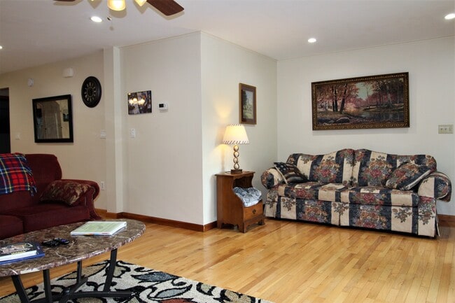 Spacious Living Room - 102 Holiday Ln Unit 2