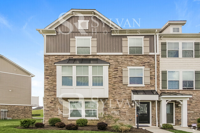 Building Photo - Don't miss out on this charming townhome!