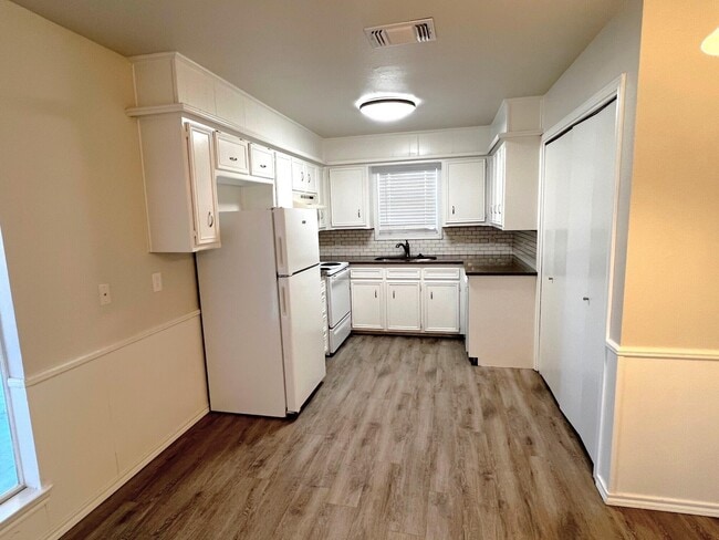 Photo - 7504 Avenue W