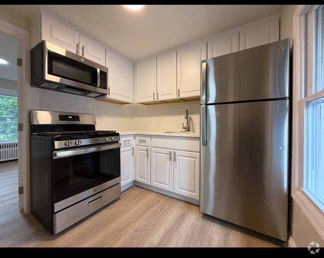 Building Photo - 131 Clinton St Unit B Rental