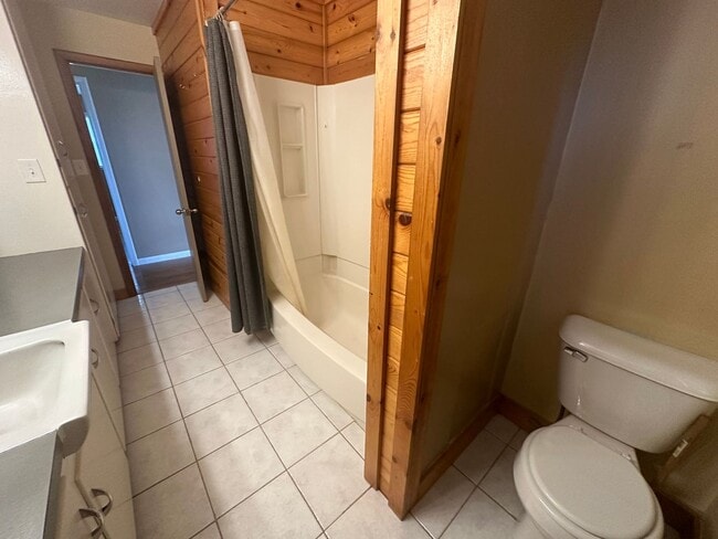 Photo - Four Bedroom, Two Bathroom, Pet Friendly H...