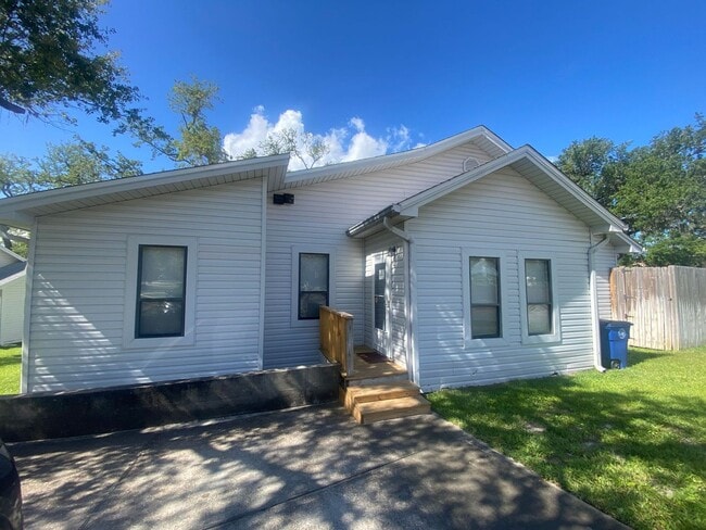 Building Photo - Cozy & Economical Unit in The Cove w/Water... Rental