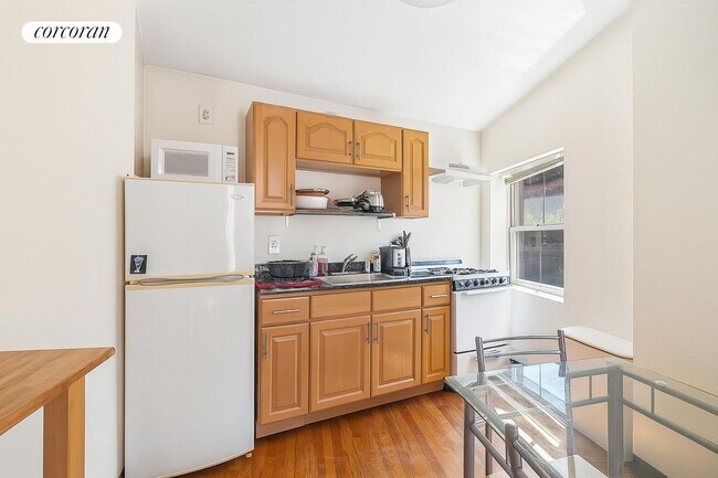 Photo - 30 E 18th St