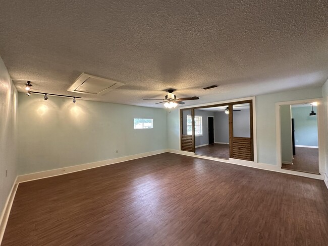 Photo - 11 Camelia Dr