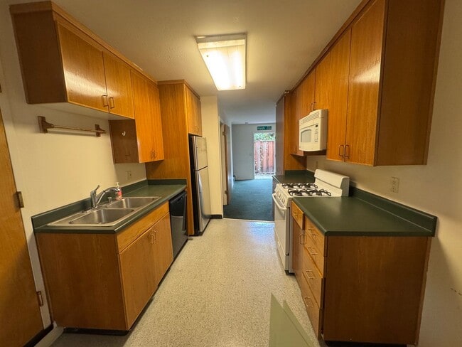 Building Photo - Cottage style 4 bedroom apartment 3 1/2 blocks from campus Unit B