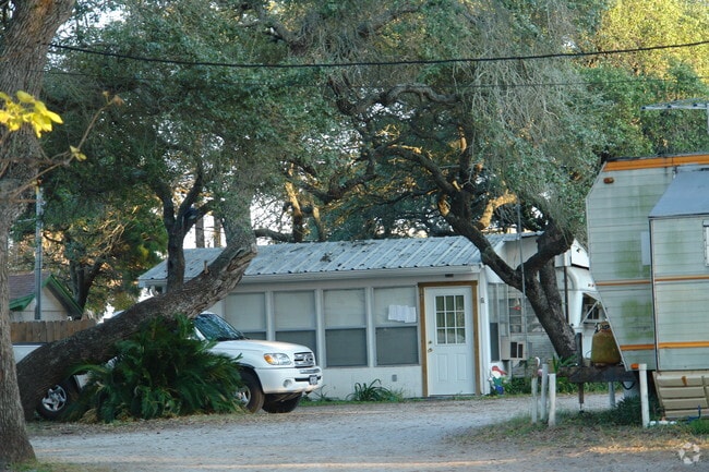 Shamrock Trailer Park - Shamrock Trailer Park Apartments