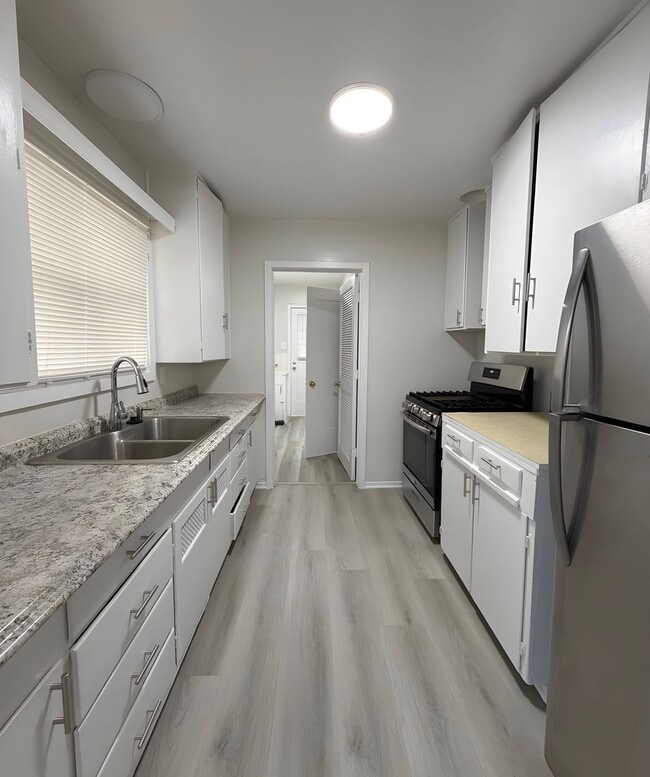 Photo - 231 W 81st St