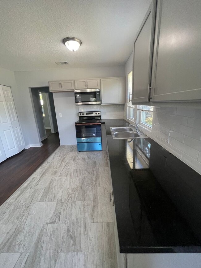 Photo - 3 Bedroom 2 Bath Single Family home : Available Now!