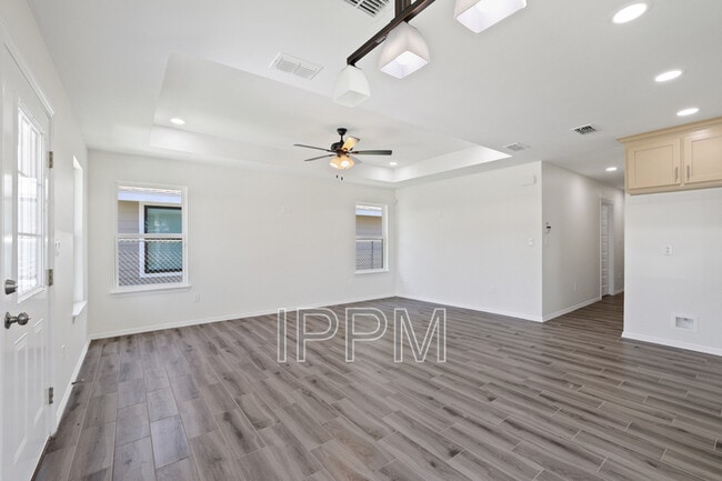 Photo - 620 E Llano Grande St