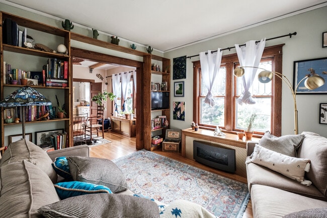 Living room - 2016 Selby Ave Unit Upper