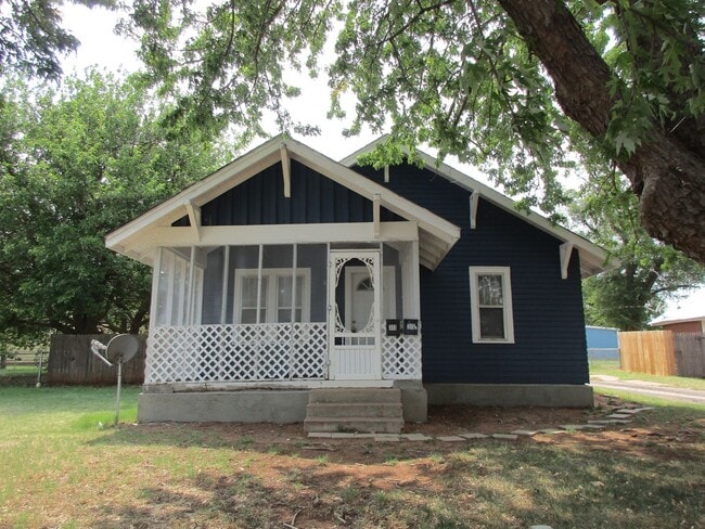 Building Photo - Cute Bungalow with a screened in front porch