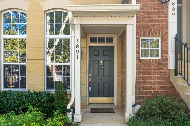 Photo - Inviting Townhome with Spacious Living & Convenient Location Unidad 110A